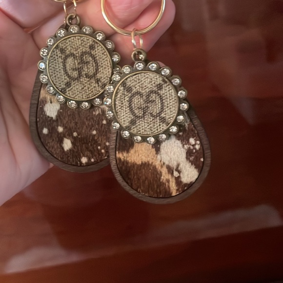 💋🎁Gorgeous designer Inspired Cowhide Earrings with wood and animal print detail - Picture 3 of 4